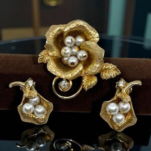 Rare Benedikt NY Flower Pearl Rhinestone Brooch Clip On Earrings Set  Gold VTG